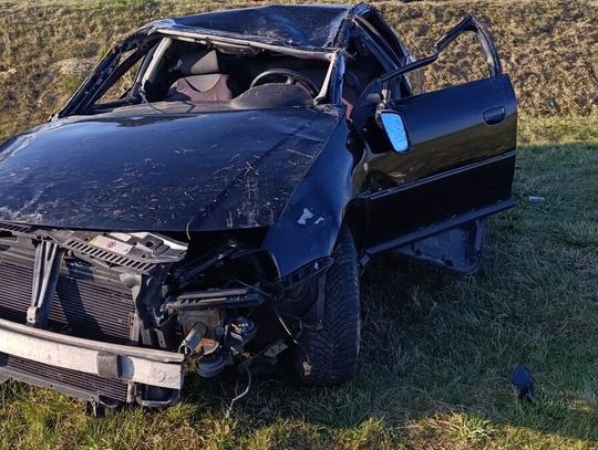 Tragiczny wypadek na DK-17 w powiecie puławskim. 23-letni kierowca zginął po tym, jak jego auto dachowało.