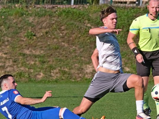 Trzy czerwone kartki, pięć goli, siódma wygrana z rzędu. Łada lepsza od Świdniczanki
