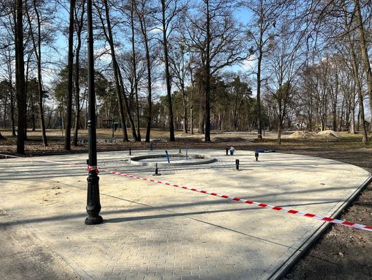 Trzy inwestycje w Parku Miejskim. Trwa budowa tężni, boiska i modernizacja amfiteatru