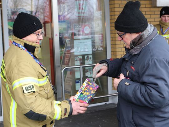 finał WOŚP w Puławach, mężczyzna wrzuca pieniądze do puszki