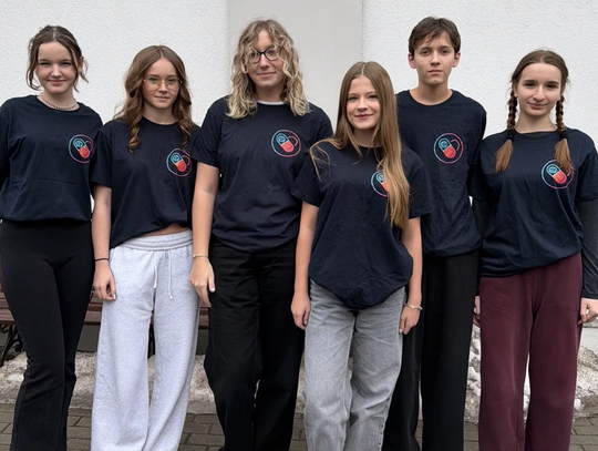 Uczniowie prywatnego Liceum im. Królowej Jadwigi na tle szkoły