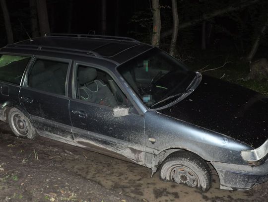 Ukradł auto znajomego i utknął w błocie. Miał blisko 3 promile