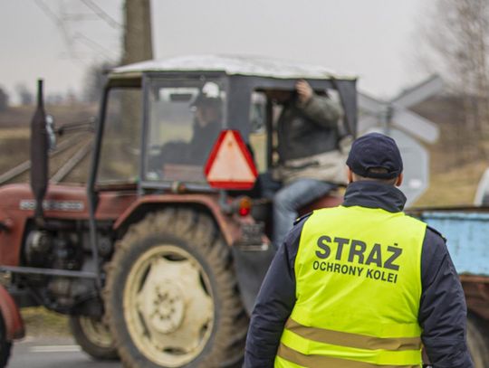 Niebezpieczna sytuacja na drodze w Hucisku. Kierowca ciągnika poruszał się środkiem jezdni, stwarzając zagrożenie dla innych. Dzięki szybkiej reakcji strażnika SOK pojazd został zatrzymany, a dalsza jazda przerwana.