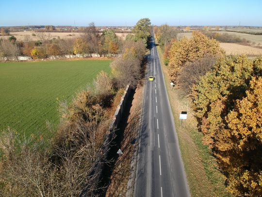 Utrudnienia na dk 63. Na drogę wylał się olej