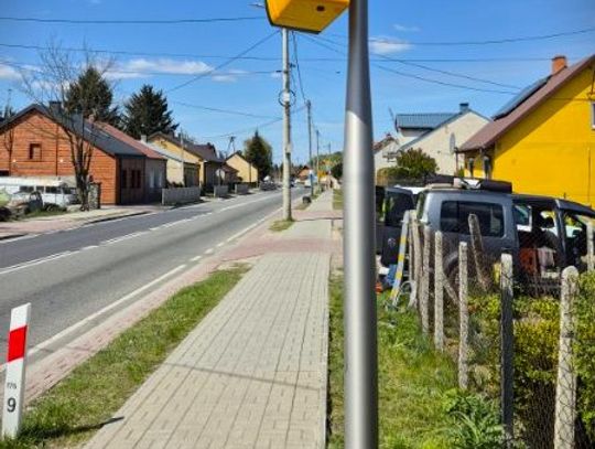 Wczoraj w południe uruchomiono nowy fotoradar przy drodze wojewódzkiej nr 74. Urządzenie wykonuje zdjęcia w Annopolu. Na kontrolowanym odcinku obowiązuje ograniczenie prędkości do 50 km/h.