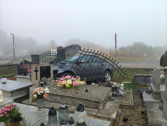 Volvo wjechało w ogrodzenie cmentarza. Uszkodzonych pięć nagrobków