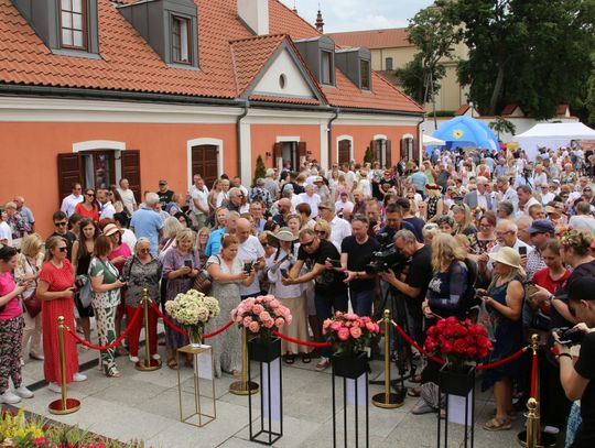 W Końskowoli trwa Święto Róż. Wieczorem zagra Power Play