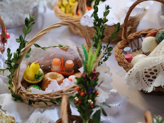 Wielka Sobota w Kościele katolickim to czas milczenia i zadumy. Wierni nawiedzają groby pańskie, rozważając mękę i śmierć Chrystusa i Jego zstąpienie do otchłani, oczekując na zmartwychwstanie. W Polsce w kościołach odbywa