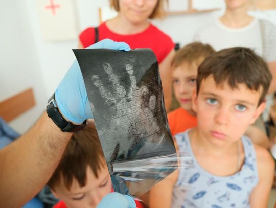 Wakacje zaczęli na komendzie policji. Dzieci poznawały tajniki pracy funkcjonariuszy