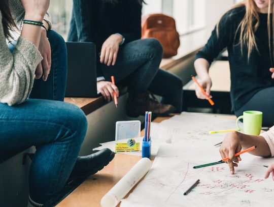 Wakacyjna praca? Studenci powinni zwrócić uwagę nie tylko na wysokość pensji