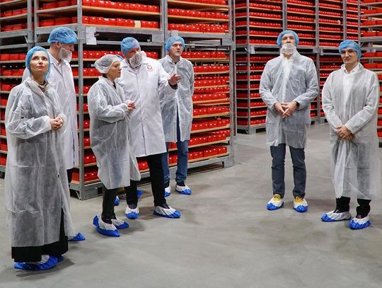 wizyta wiceministra, ludzie w strojach ochronnych