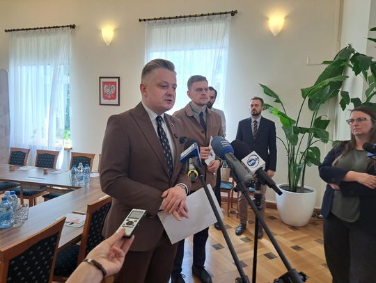 Wiceminister podczas konferencji prasowej w Instytucie Europy Środkowej w Lublinie. Spotkanie poświęcone było wnioskom ze szczytu NATO, bezpieczeństwu Polski, zagrożeniom dezinformacją oraz współpracy z Ukrainą.