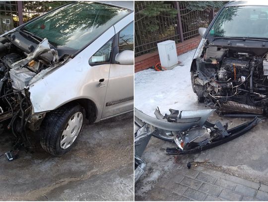 Wjechał fordem wprost pod pociąg Samochód zniszczony po zderzeniu z pociągiem