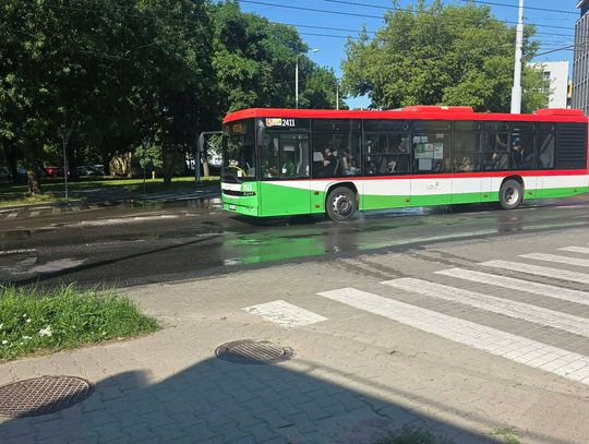 Woda na ulicy Chodźki. Na miejscu już działają służby