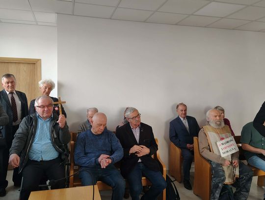 Wojewoda niewinny. Krzyż przeniesiony, kontrowersje zostają