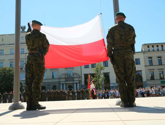 Wojsko świętuje - awanse, defilady i grochówka
