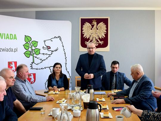 Marek Kubik i radni gminy Niedźwiada
