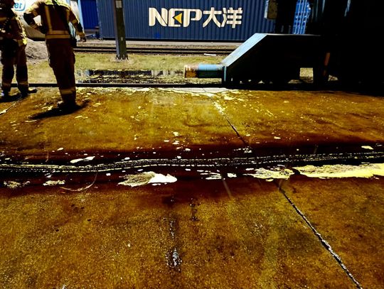 Wyciek oleju z kontenera. Na miejscu działali strażacy wyciek oleju z uszkodzonego kontenera w terminalu PKP Cargo