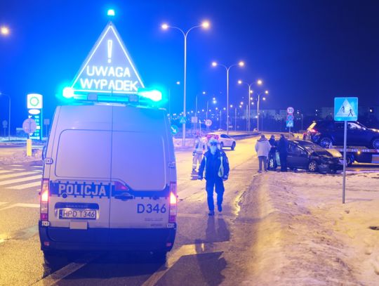 Wypadek na krajowej "siedemnastce". Dwie osoby trafiły do szpitala