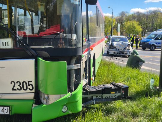 Zniszczony autobus po zderzeniu z samochodem osobowym