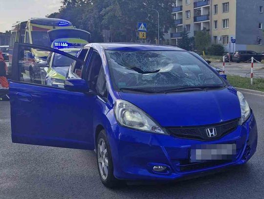 Wypadek w Świdniku. 13-latek na hulajnodze uderzył w szybę samochodu