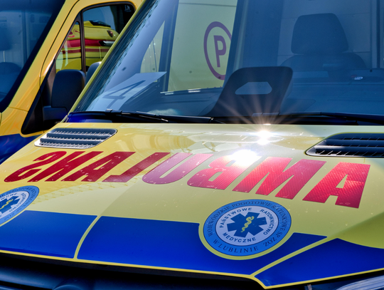 Wypadek z udziałem karetki na DK74. Pięć osób trafiło do szpitala