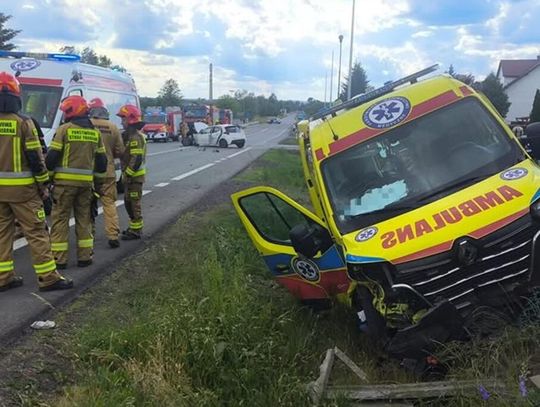 Wypadek z udziałem karetki na DK74. Pięć osób trafiło do szpitala