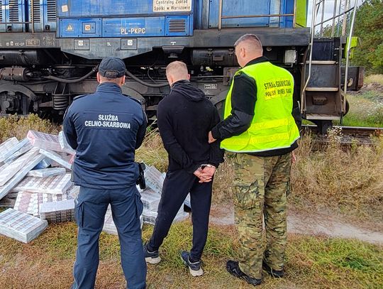 Wyrzucali papierosy z pociągu. Pościg i dwa zatrzymania