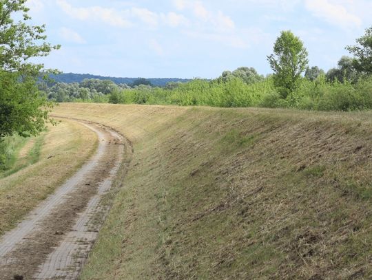 wał przeciwpowodziowy