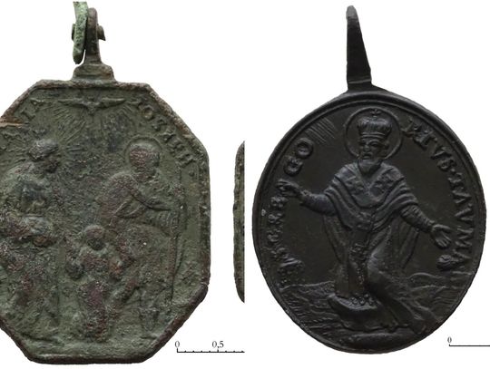 XVIII-wieczne medaliki spod Niedrzwicy Dużej. Odkrycie lokalnych pasjonatów i detektywistyczna praca badaczy XVIII-wieczne medaliki znalezione w Niedrzwicy Dużej