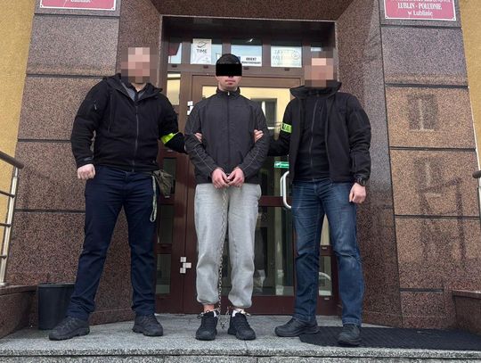 Zatrzymany w kajdankach w asyście policjantów