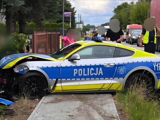 Rozbity policyjny mustang