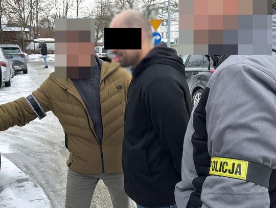 Z tasakiem i łomem na policjantów. Podejrzani o kradzież porsche zatrzymani