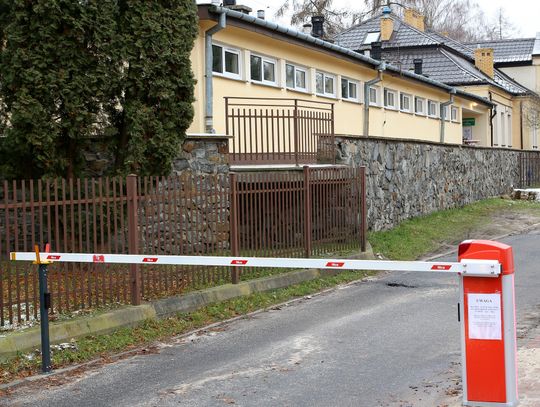 Za mało dzieci w Puławach. Przedszkole musi zniknąć szlaban przy przedszkolu w Puławach