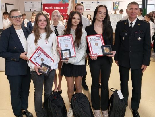 Zachowały się wzorowo. Strażackie odznaki dla puławskich uczennic