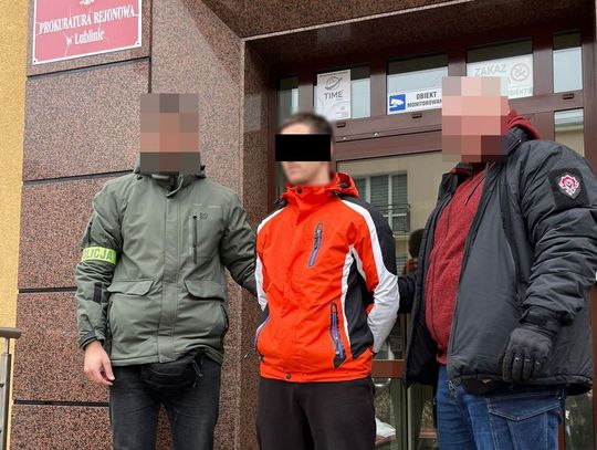 zatrzymany mężczyzna w eskorcie policji