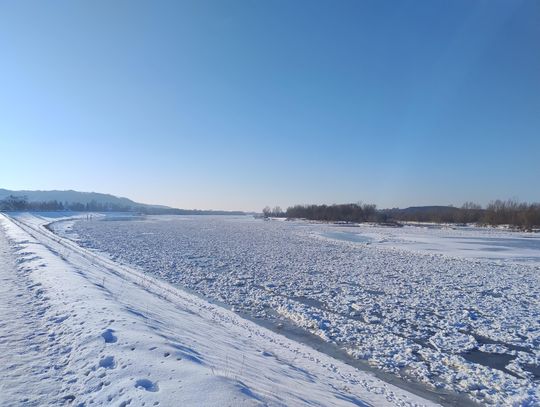 Zamarznięta Wisła w Kazimierzu Dolnym – rzadki widok i wspomnienia minionych zim
