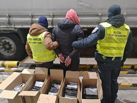 Zatrzymanie podejrzanego przez Straż Graniczną i Służbę Celno-Skarbową – zabezpieczone paczki z nielegalnym towarem przy ciężarówce