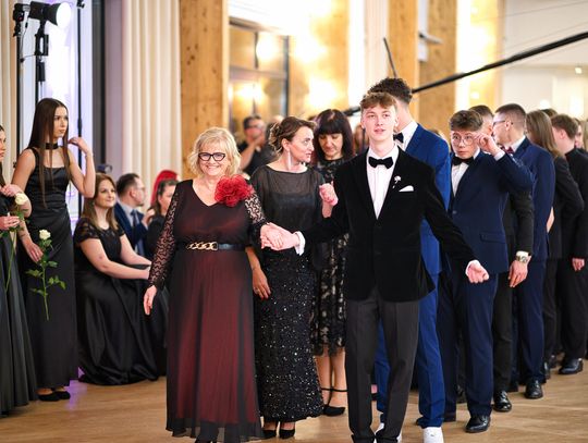 Zamienili fartuchy na garnitury i suknie. Studniówka ZSCHIPS Zamienili fartuchy na garnitury i suknie. Studniówka ZSCHIPS