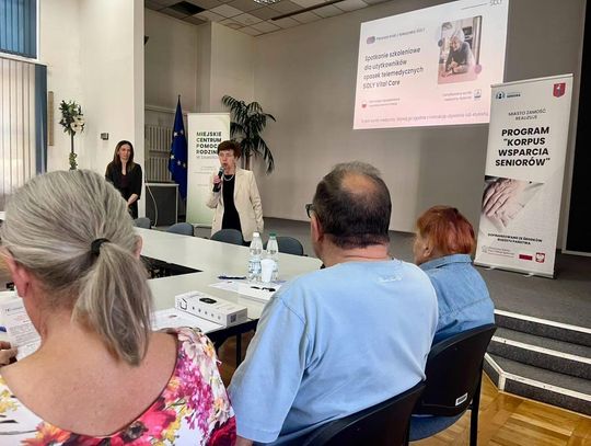 Zamość. Opaski, które mogą uratować seniora. „Czuję się zdecydowanie pewniej”