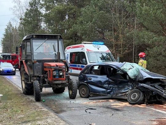 Wczoraj po godzinie 14 w miejscowości Dąbrowa Wronowska (powiat opolski) doszło do wypadku drogowego z udziałem samochodu osobowego i ciągnika rolniczego.