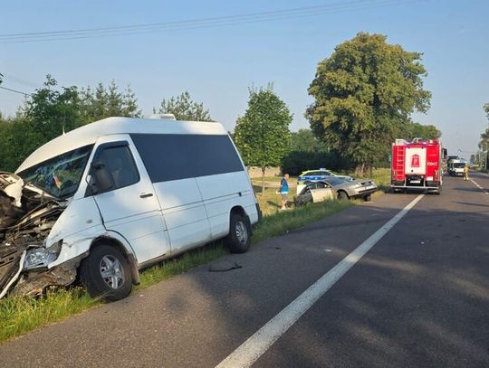 Zderzenie trzech aut na krajowej „17”. Kierowca Mercedesa dostał 1500 zł mandatu