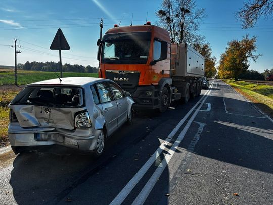 Zderzenie trzech pojazdów na DW 850. 68-latek trafił do szpitala