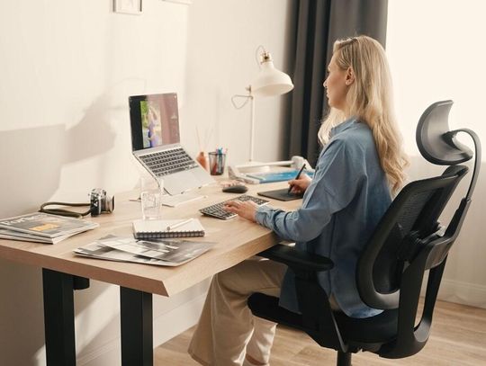 Zdrowa praca w home office. Jak stworzyć ergonomiczne stanowisko