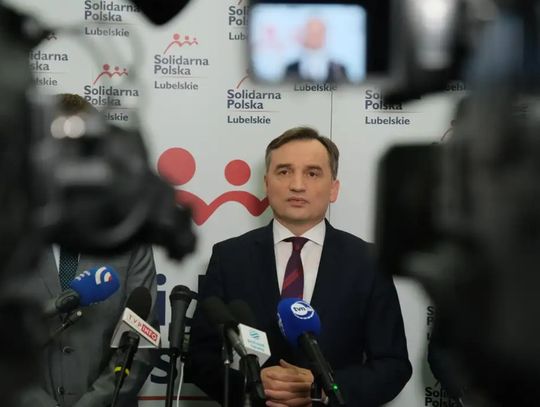 Ziobro nie złoży mandatu i zapowiada walkę z rządem Tuska z Budapesztu