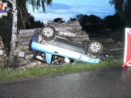 Zjechał z drogi i uderzył w stos drewna. Życia kierowcy nie udało się uratować