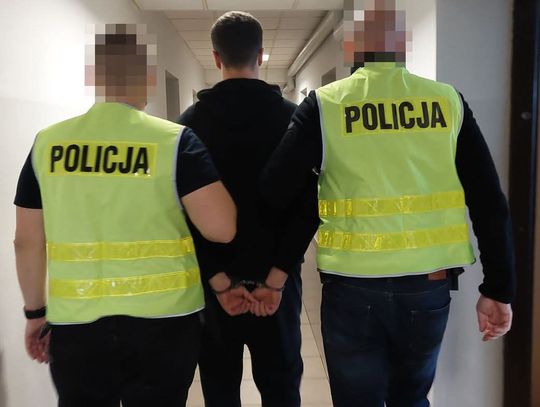 Złapali go w oknie. Kryminalni zatrzymali 23-latka ściganego listem gończym