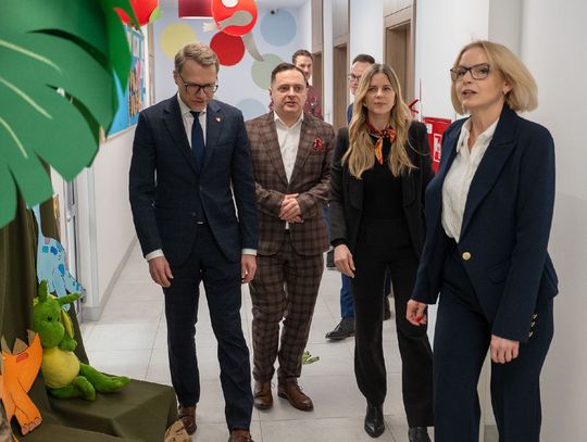 Wiceminister rodziny, pracy i polityki społecznej Aleksandra Gajewska wraz z posłem Michałem Krawczykiem odwiedzili nowy żłobek w Łęcznej. Placówka oferuje nowoczesne sale zajęć, w tym salę zmysłów, i zapewnia opiekę dla najmłodszych mieszkańców regionu, a także wspiera rodziców powracających na ryn