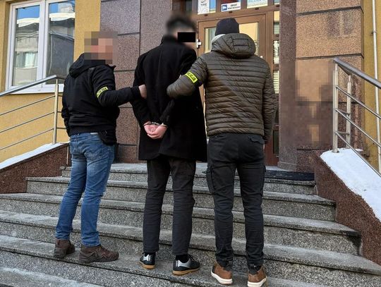 Doprowadzenie podejrzanego przez policjantów do prokuratury