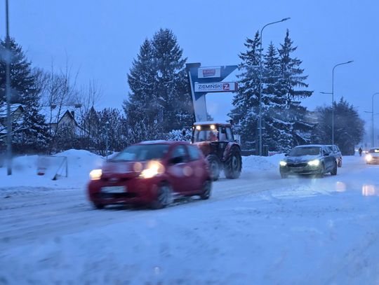 Żołnierze i więźniowie odśnieżają Zamość
